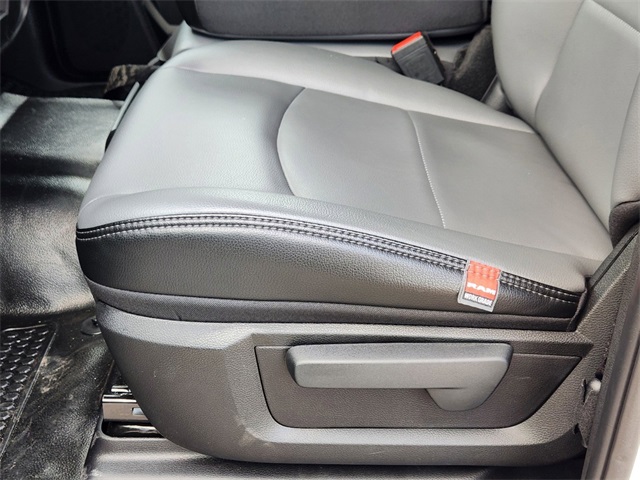 Vehicle image 19 of 23
