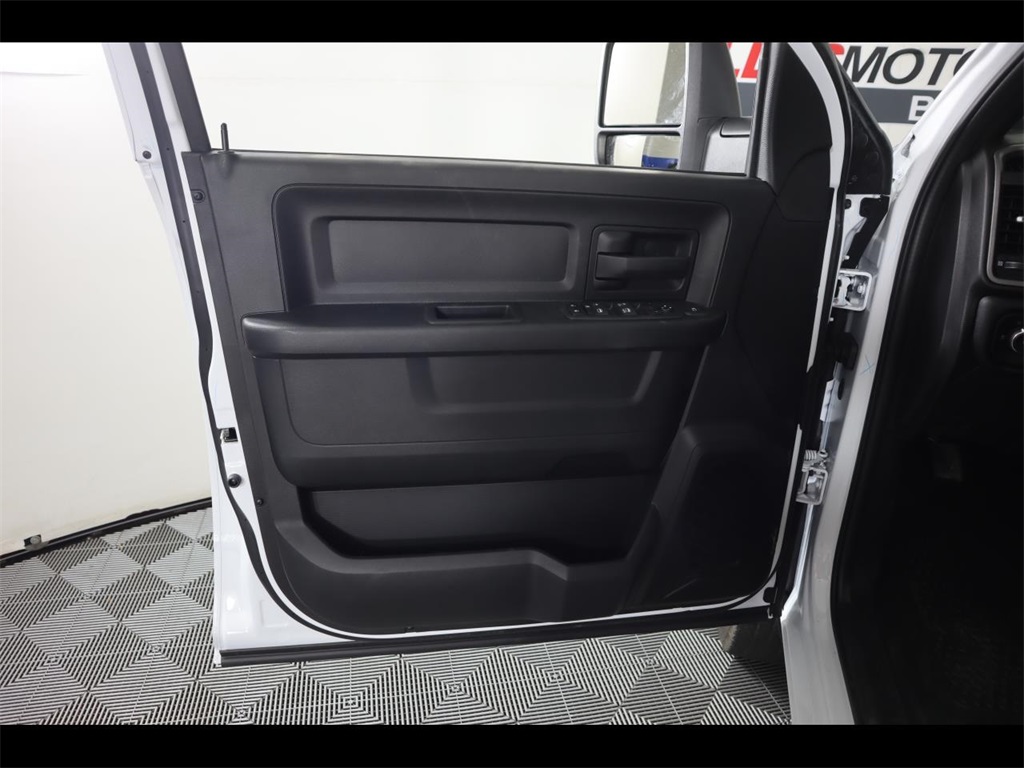 Vehicle image 11 of 24