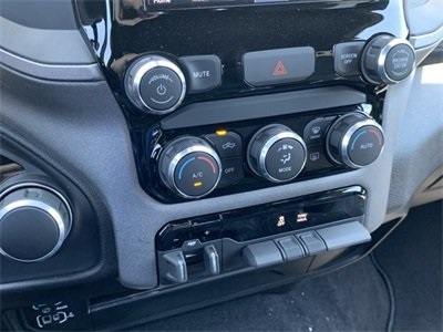 Vehicle image 27 of 34