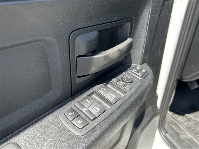Vehicle image 25 of 31