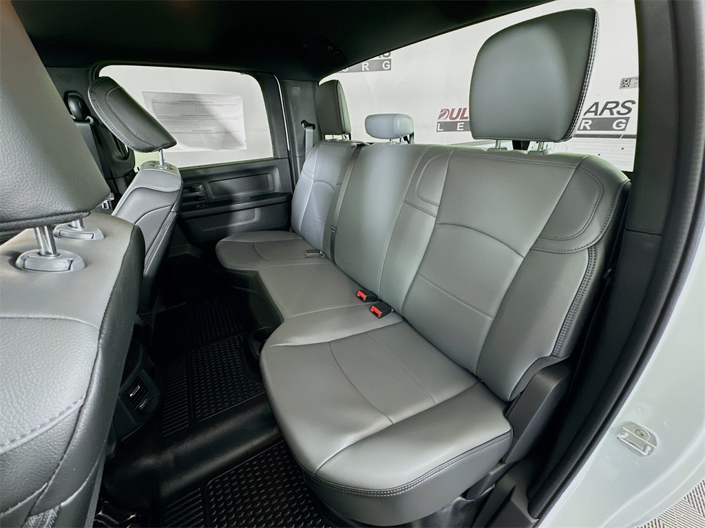 Vehicle image 23 of 32