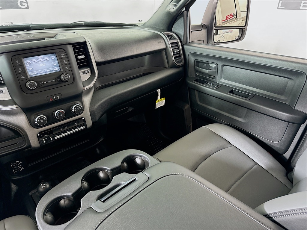 Vehicle image 22 of 32