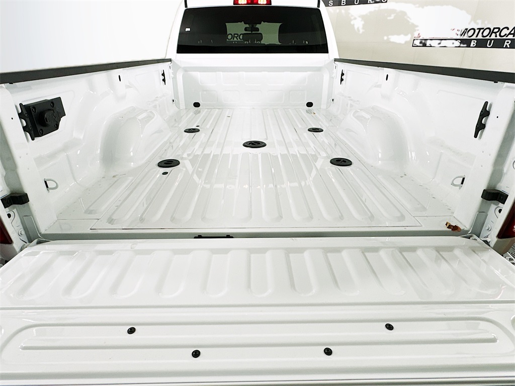 Vehicle image 25 of 32