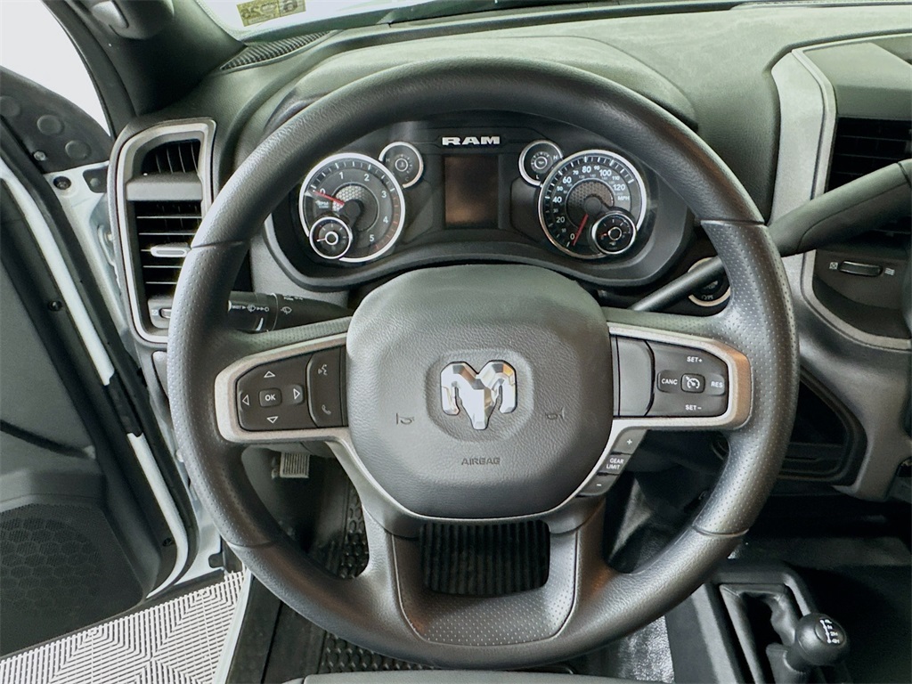 Vehicle image 11 of 32