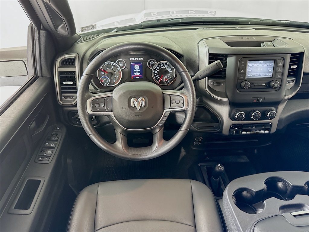 Vehicle image 21 of 32