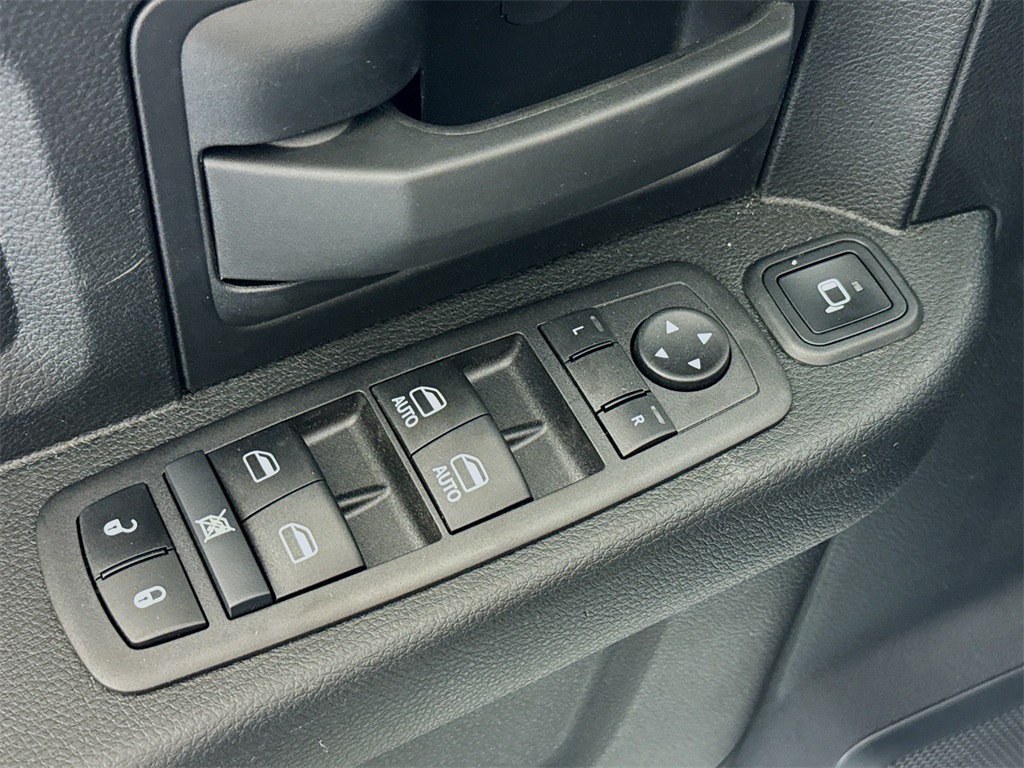 Vehicle image 18 of 32