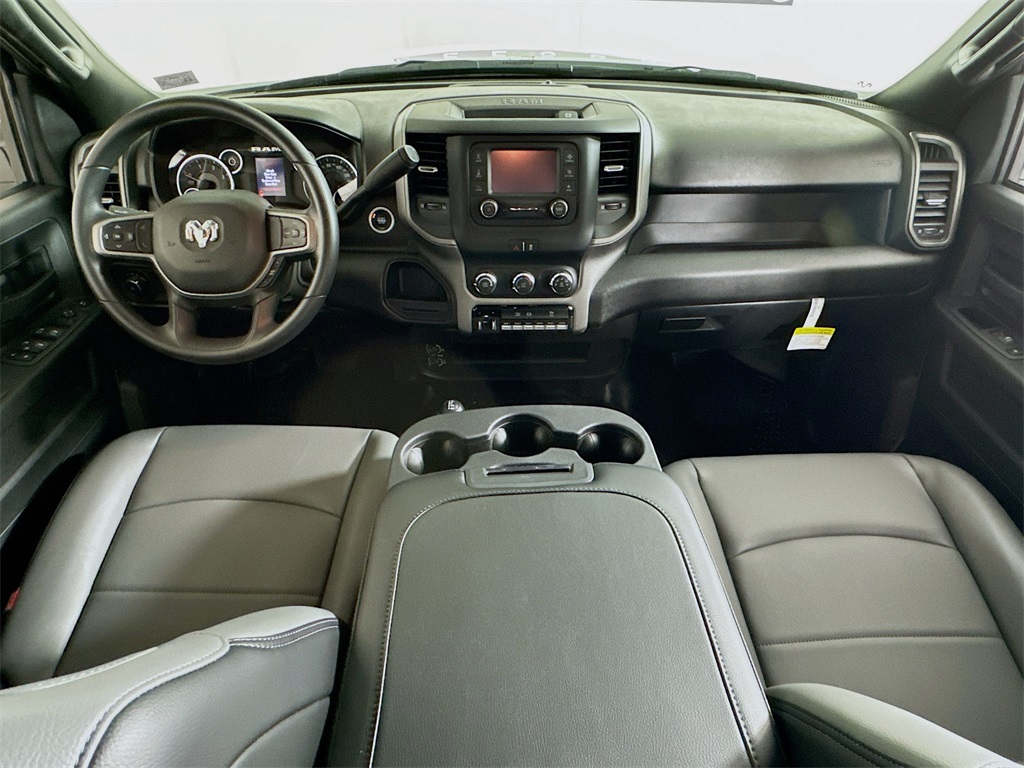Vehicle image 29 of 32