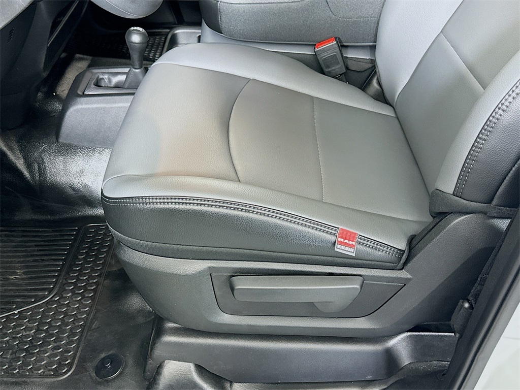 Vehicle image 19 of 32