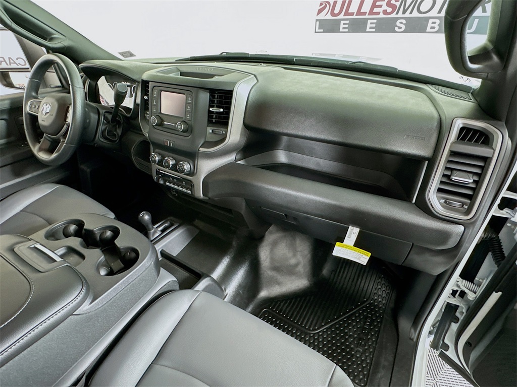 Vehicle image 28 of 32