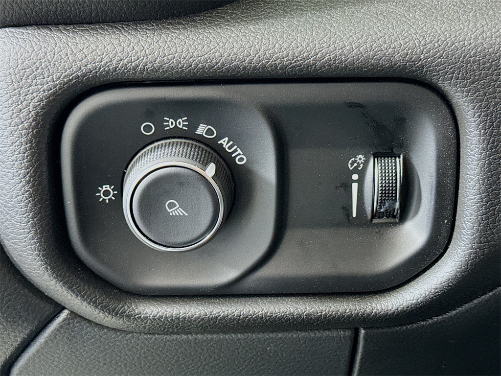 Vehicle image 10 of 32