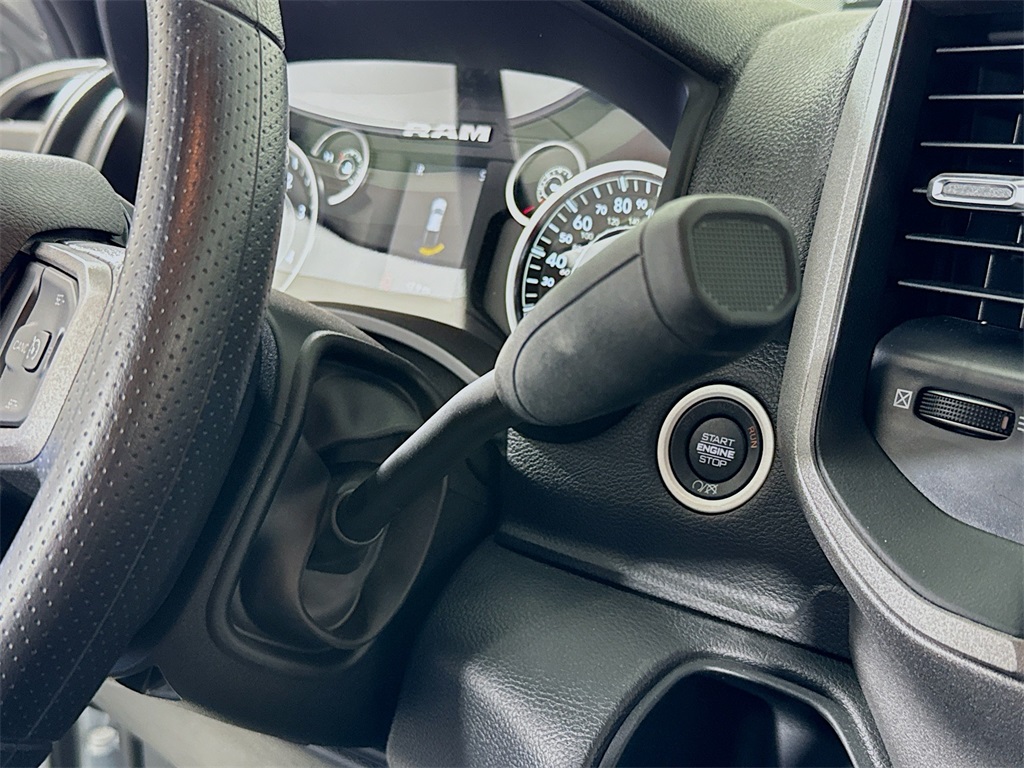 Vehicle image 17 of 32