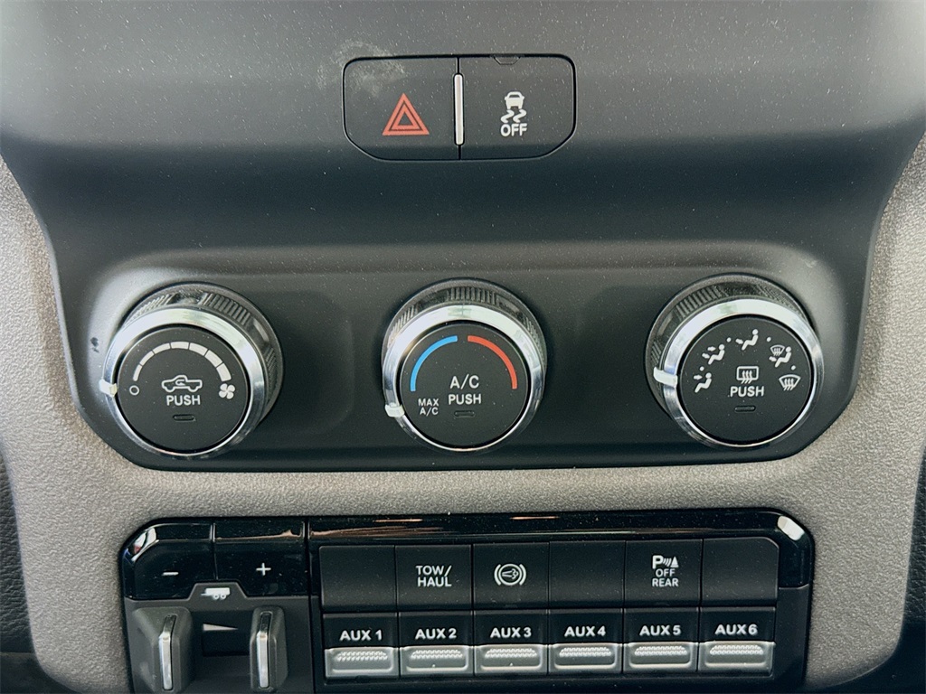 Vehicle image 16 of 32
