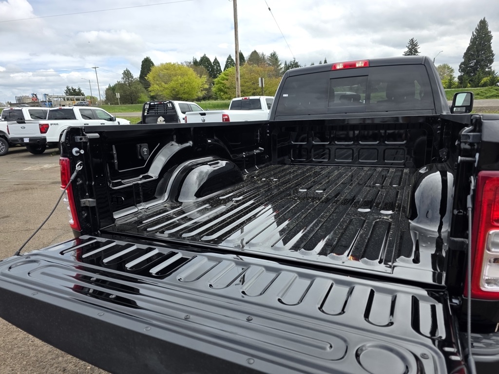 Vehicle image 32 of 35