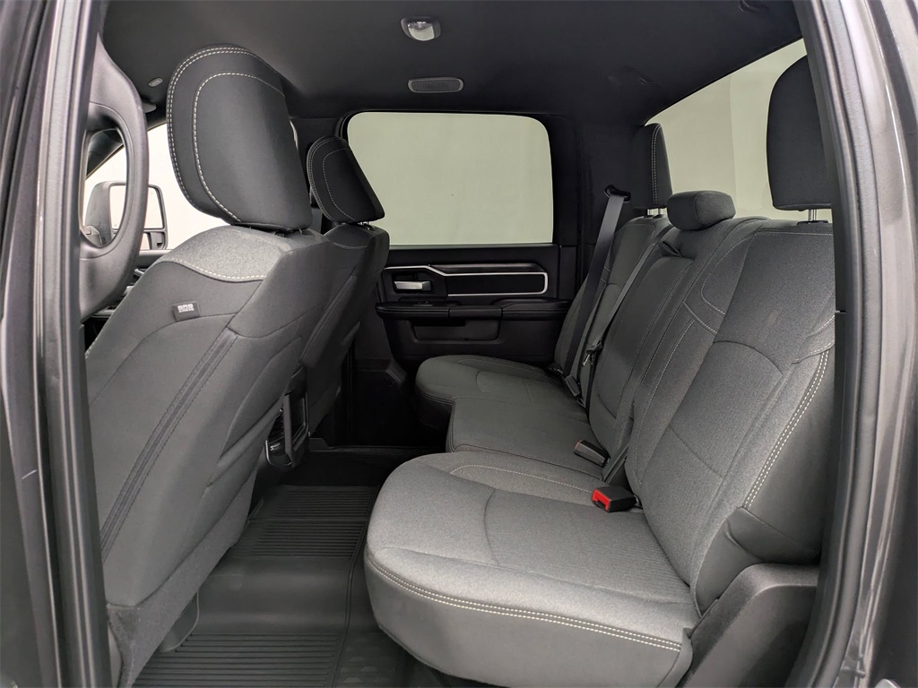 Vehicle image 17 of 40