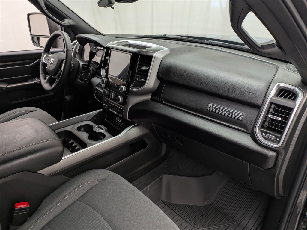 Vehicle image 21 of 40