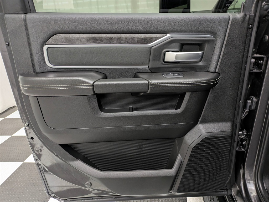 Vehicle image 16 of 40
