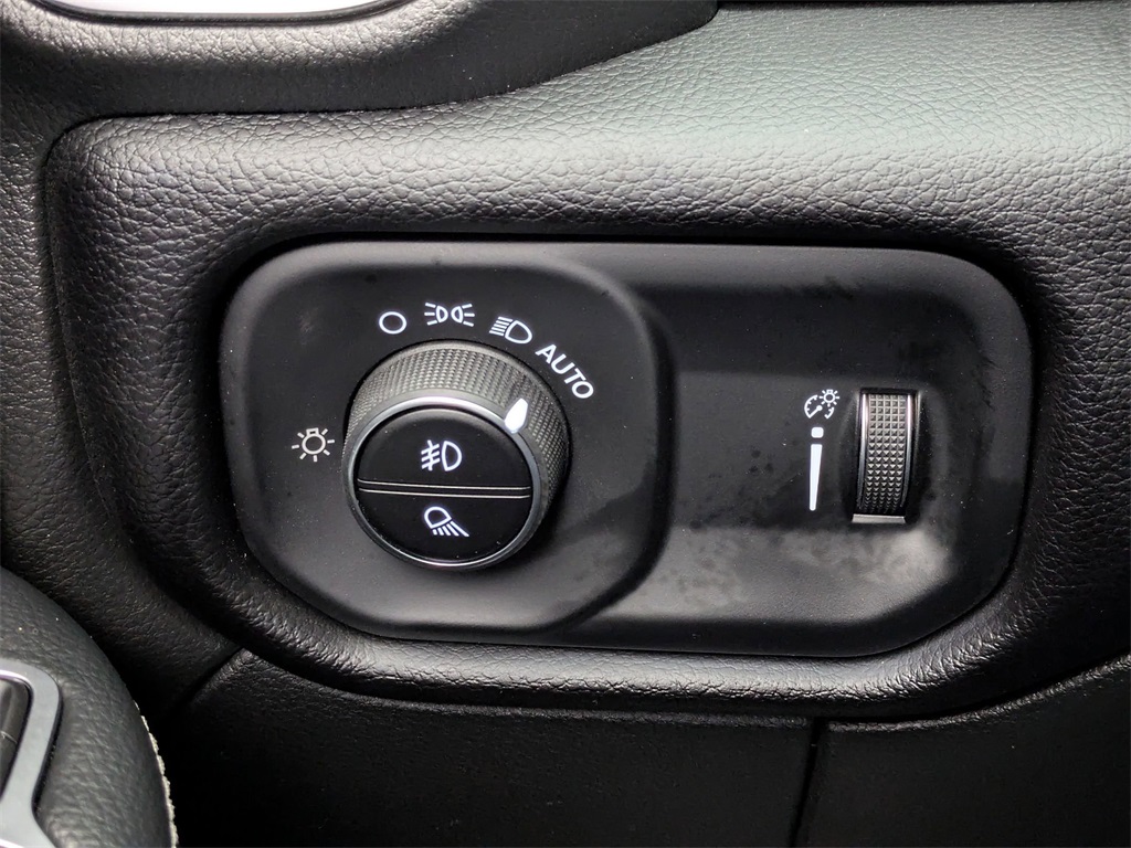 Vehicle image 27 of 40