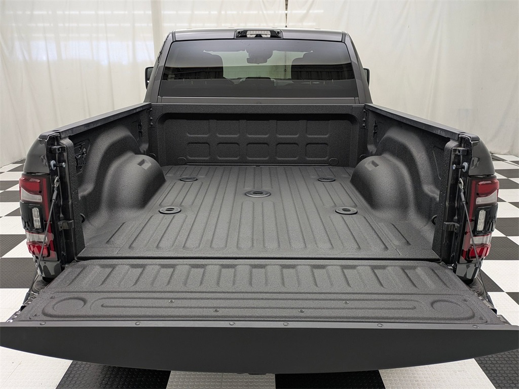 Vehicle image 8 of 40