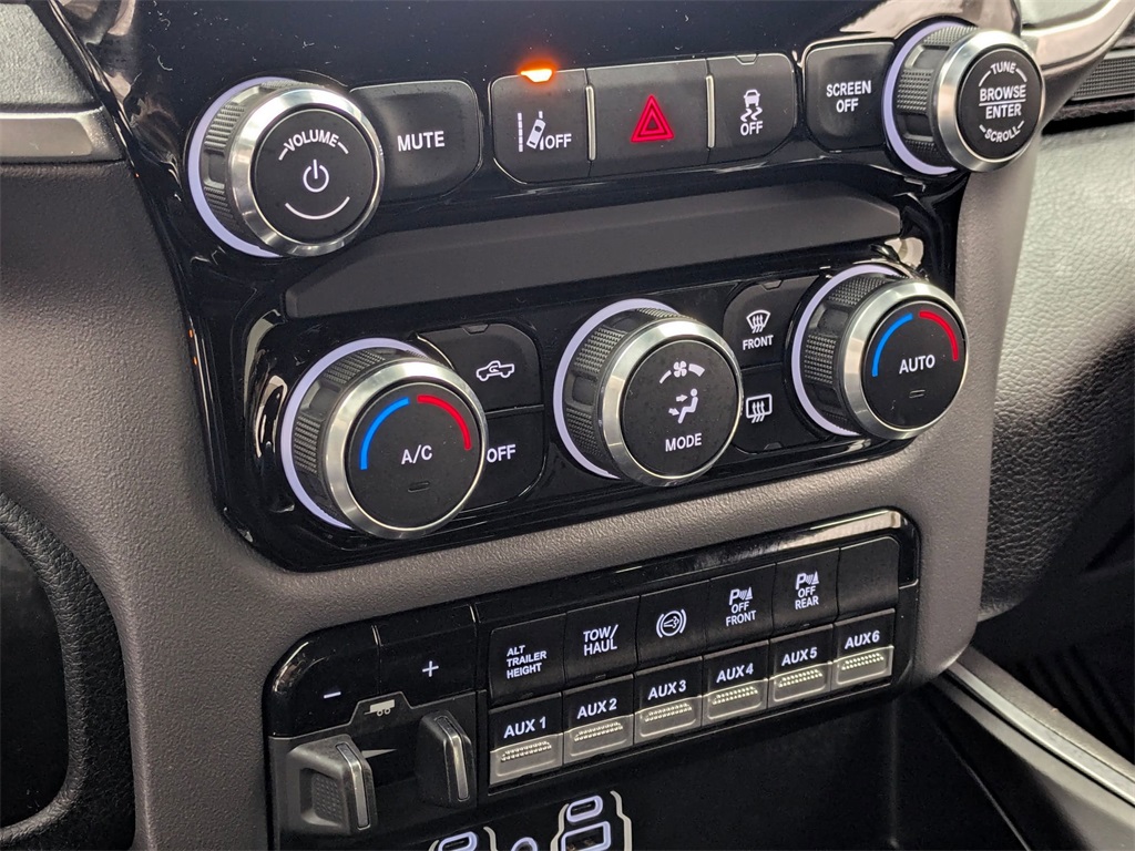 Vehicle image 35 of 40