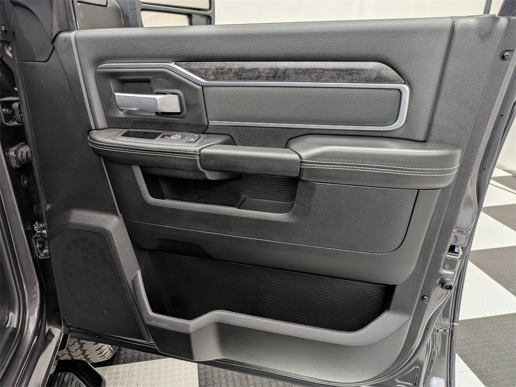 Vehicle image 19 of 40