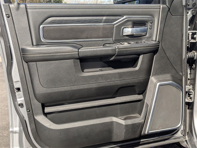 Vehicle image 24 of 43