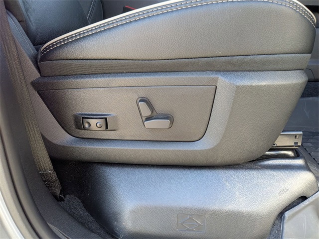 Vehicle image 27 of 43