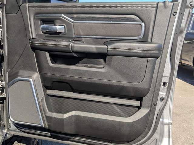 Vehicle image 33 of 43