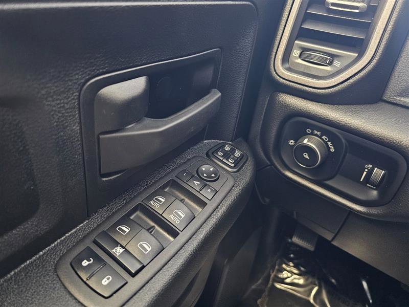 Vehicle image 16 of 25