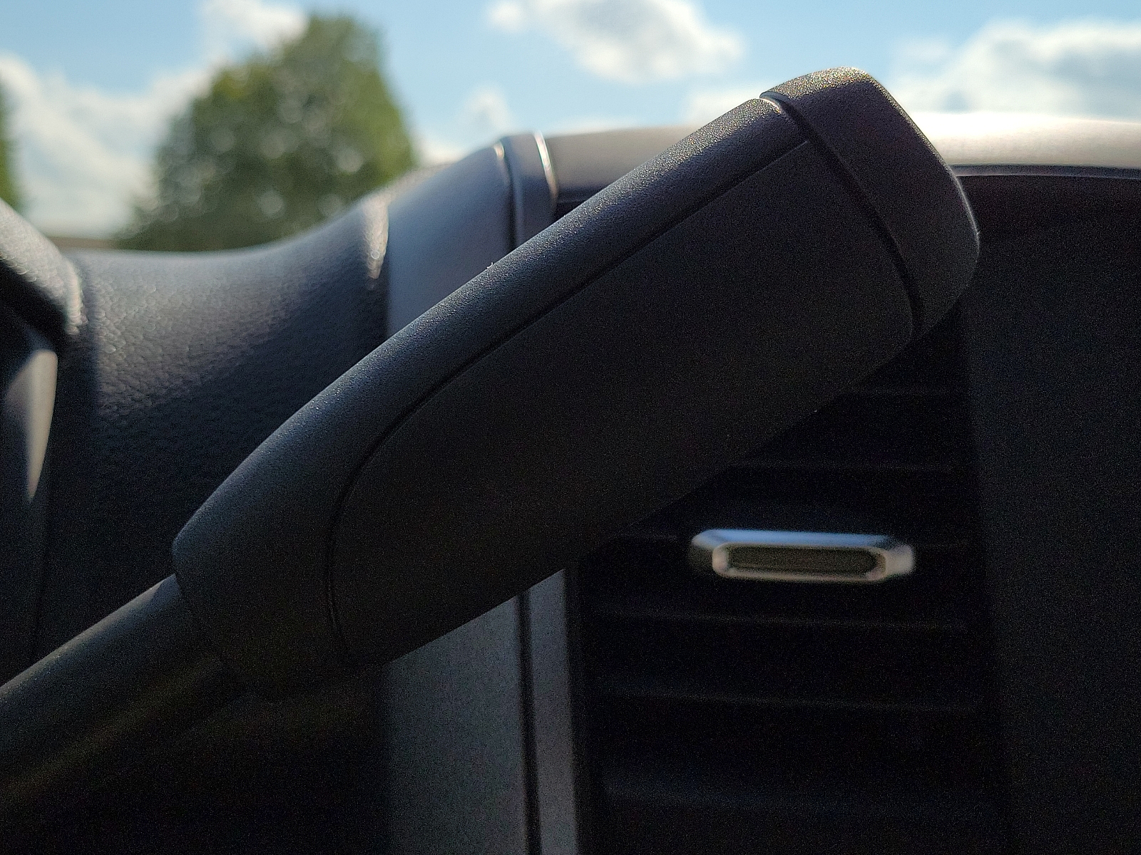 Vehicle image 17 of 19