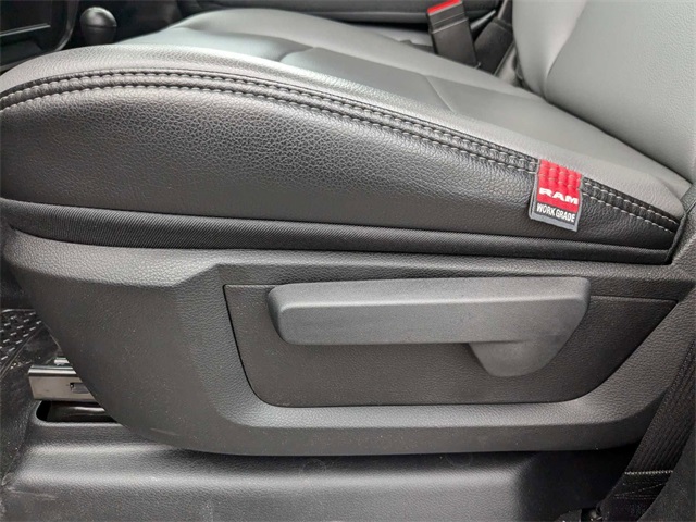 Vehicle image 31 of 39