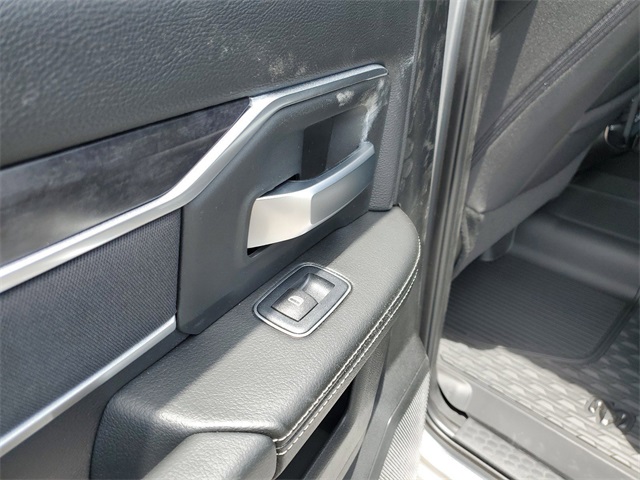 Vehicle image 9 of 23