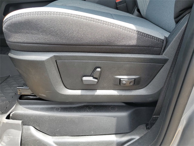 Vehicle image 16 of 23