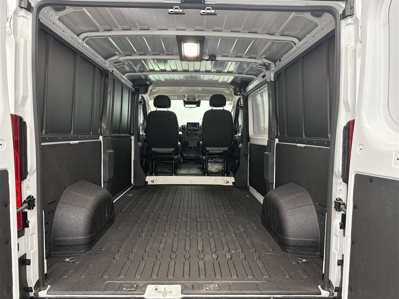 2024 Ram ProMaster Cargo Van SLT+ Image 13 of 34