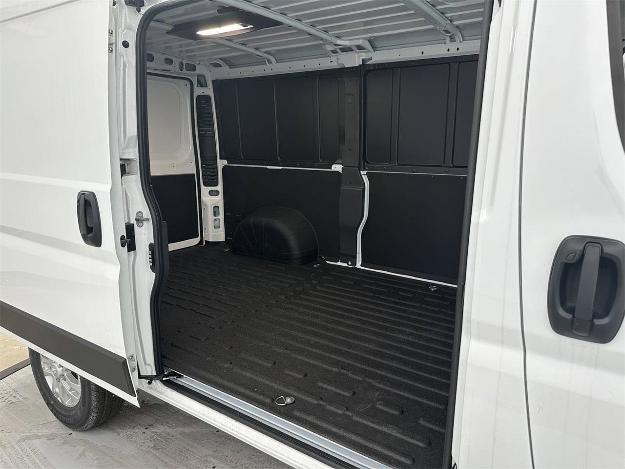 2024 Ram ProMaster Cargo Van SLT+ Image 27 of 34