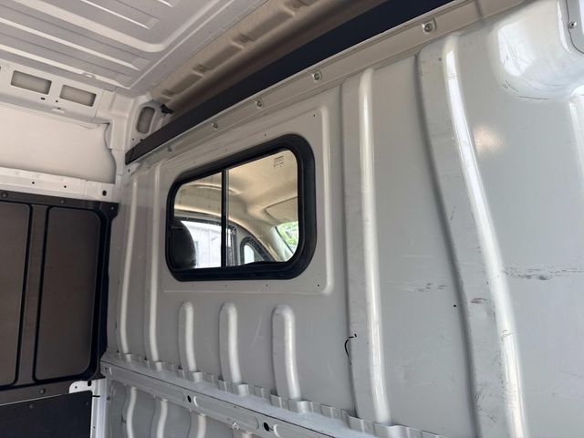 Vehicle image 31 of 36