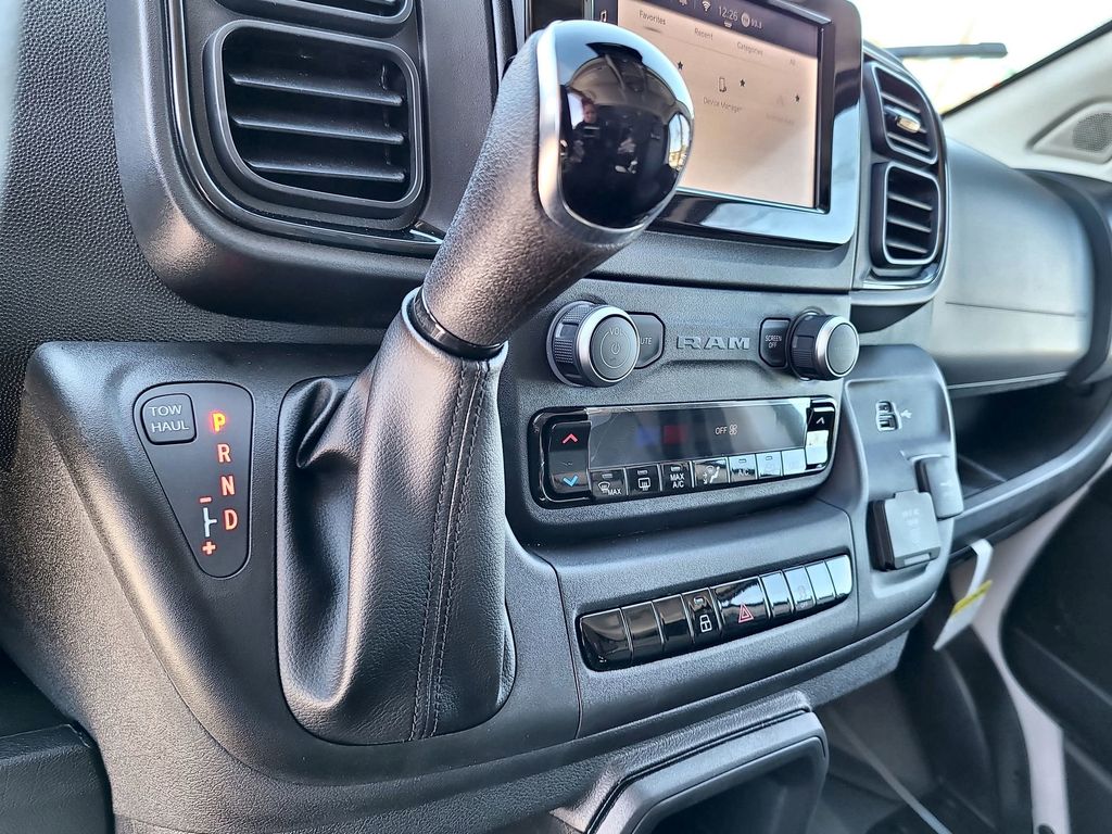 Vehicle image 32 of 53
