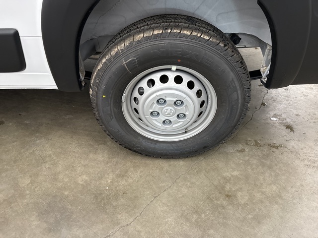 Vehicle image 17 of 23
