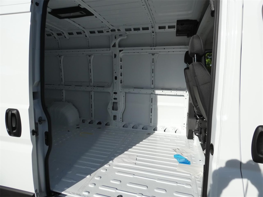 Vehicle image 25 of 27