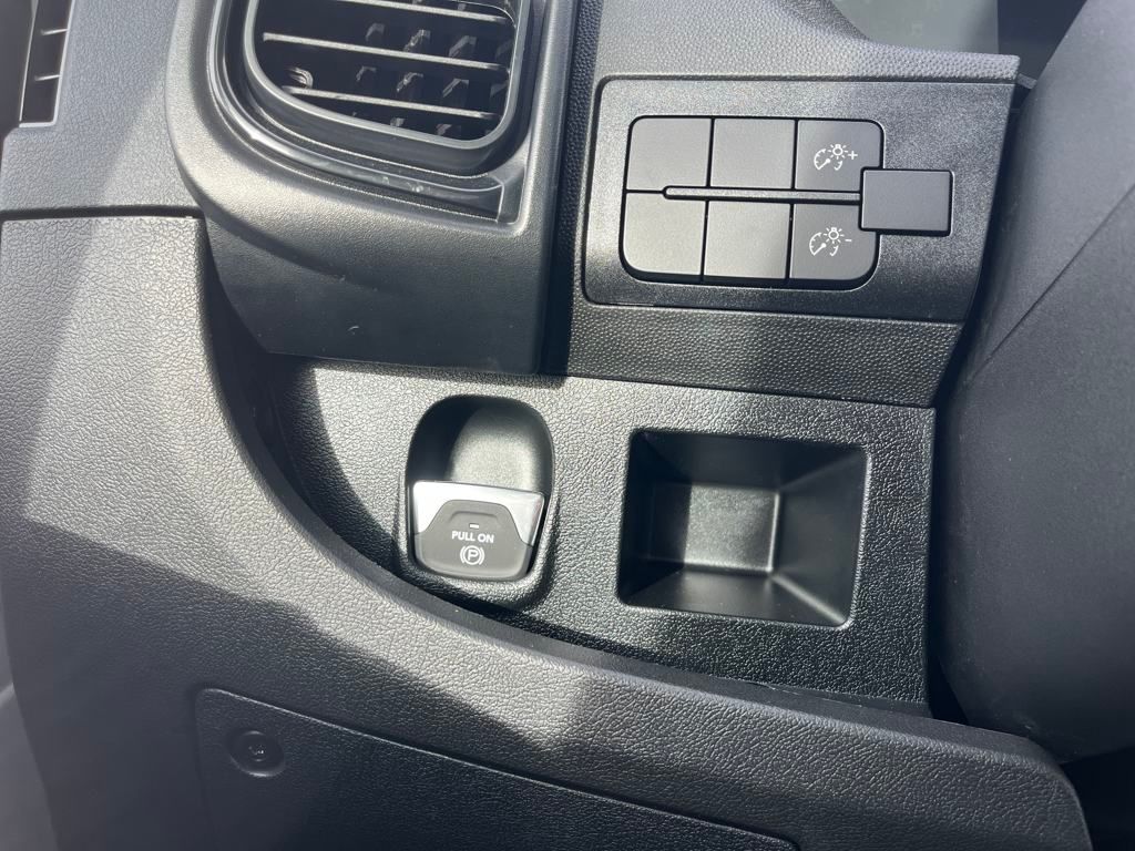 Vehicle image 31 of 40