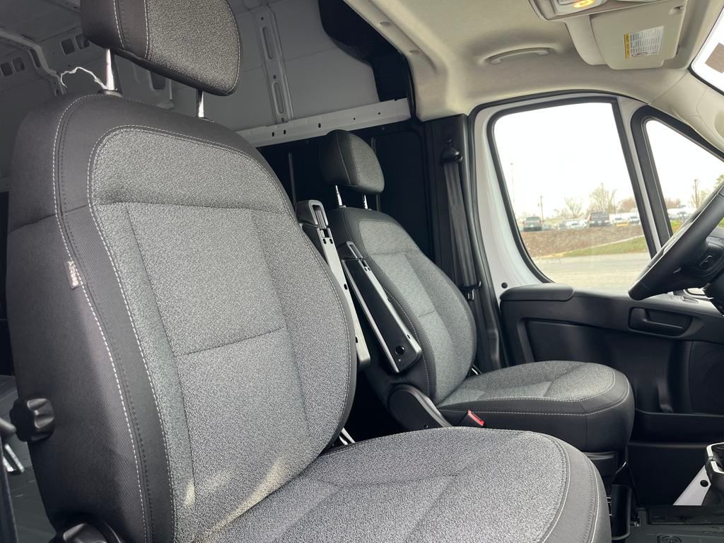 Vehicle image 16 of 40