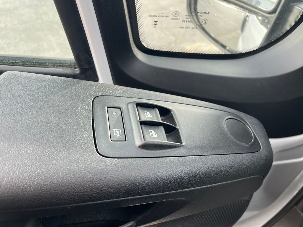 Vehicle image 26 of 40