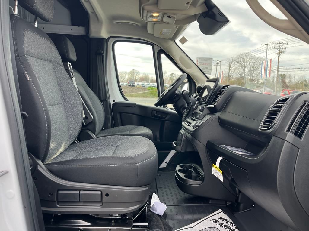 Vehicle image 17 of 40