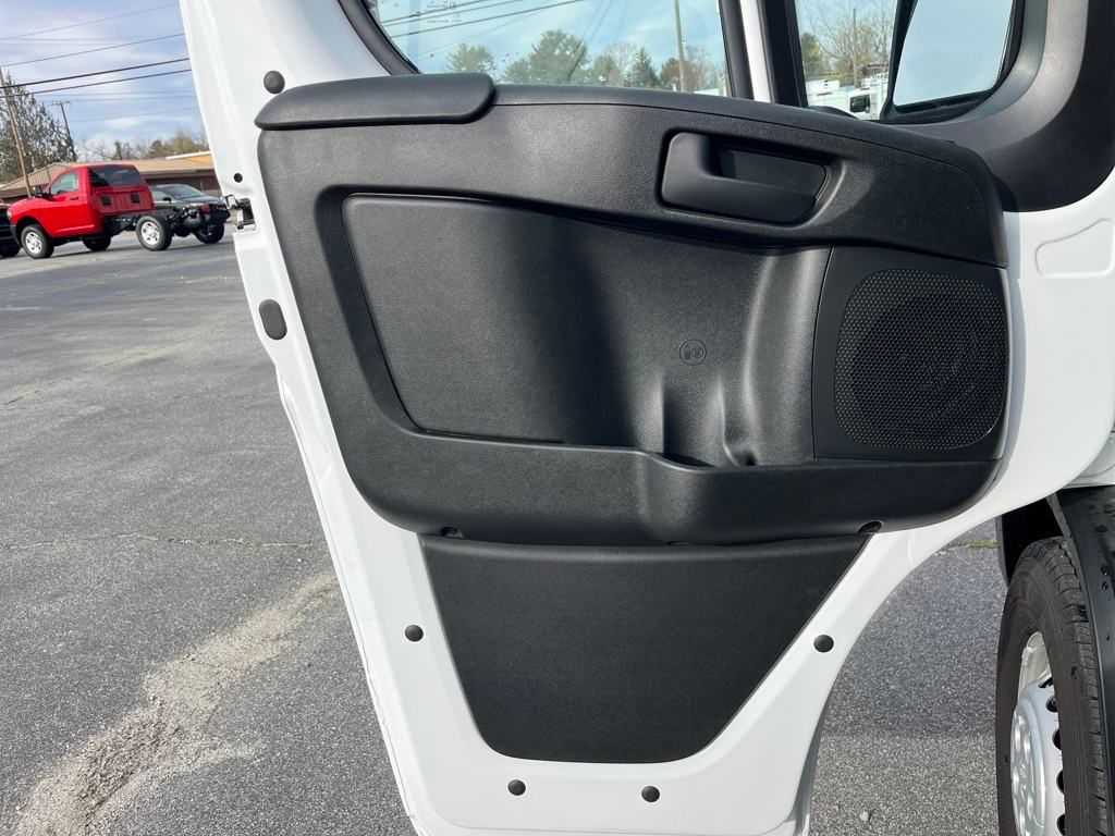 Vehicle image 25 of 40