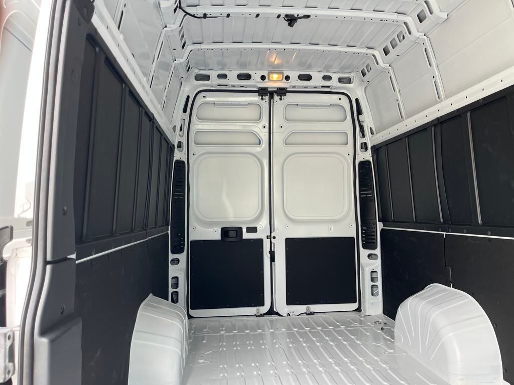 Vehicle image 21 of 40