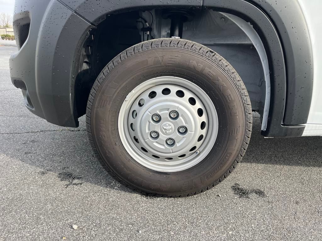 Vehicle image 37 of 40
