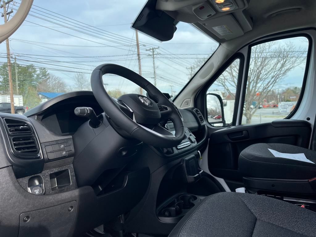 Vehicle image 10 of 40