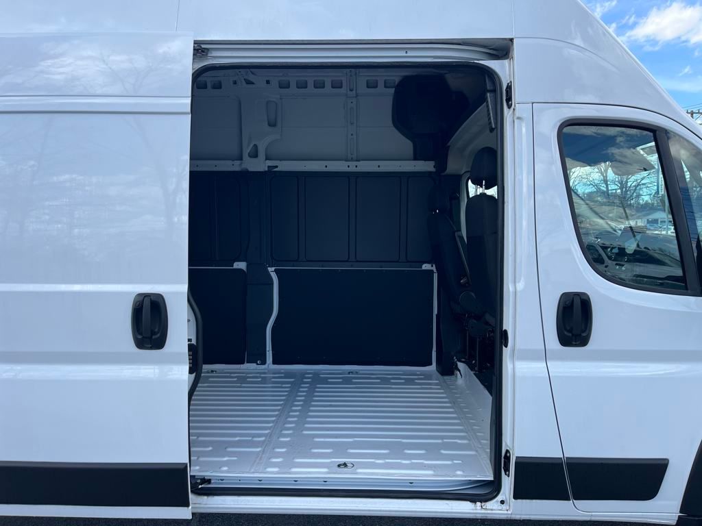 Vehicle image 19 of 39