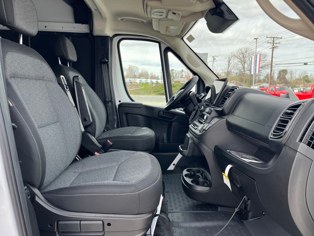 Vehicle image 27 of 39