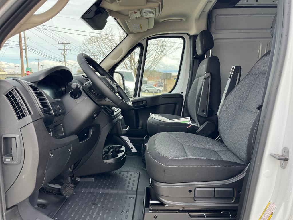 Vehicle image 17 of 39