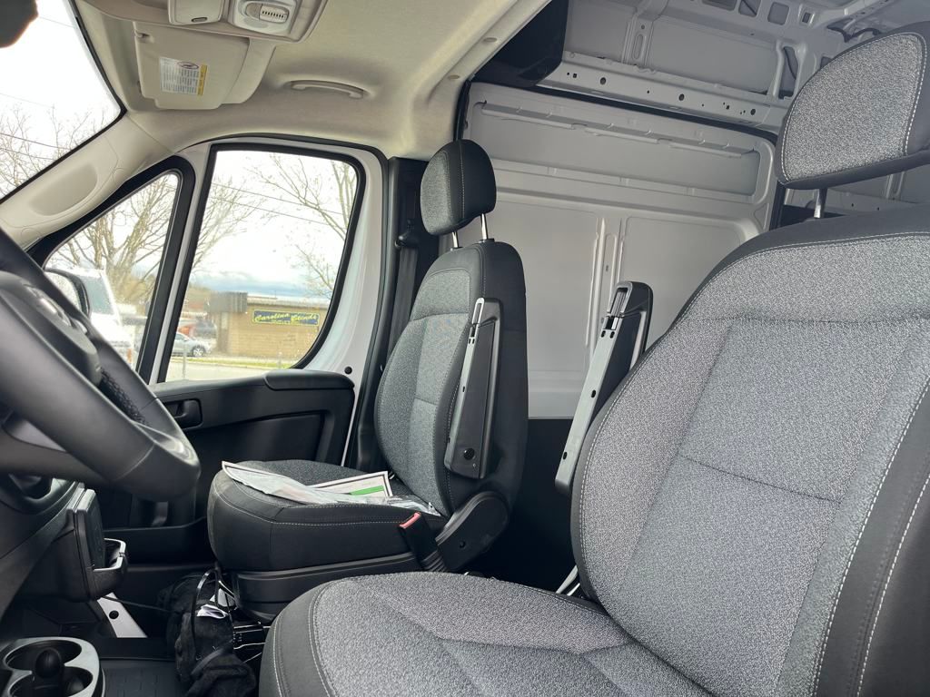 Vehicle image 16 of 39